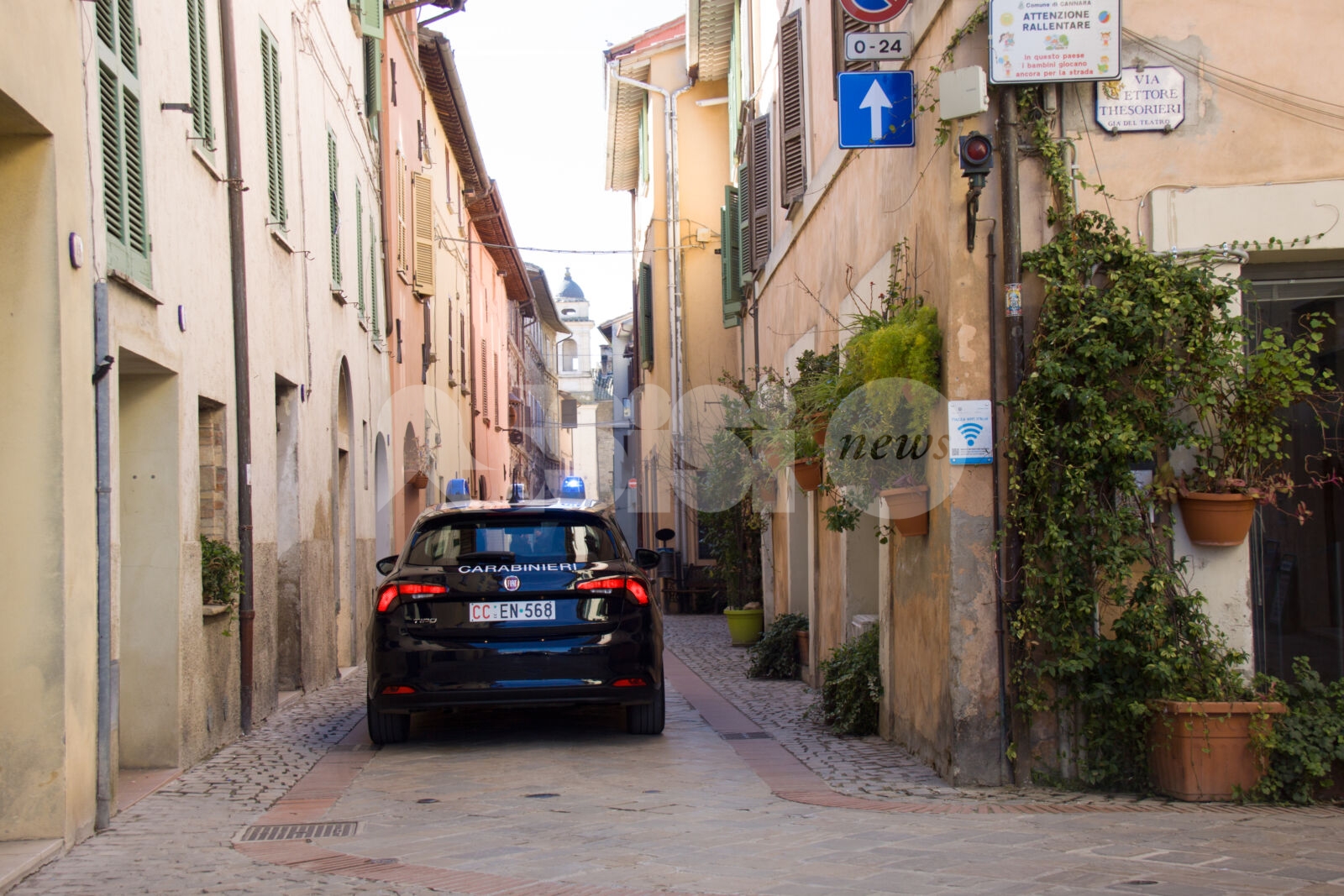 Alla guida di un'auto senza patente e con il mezzo senza revisione e sottoposto a fermo: denunciato 53enne