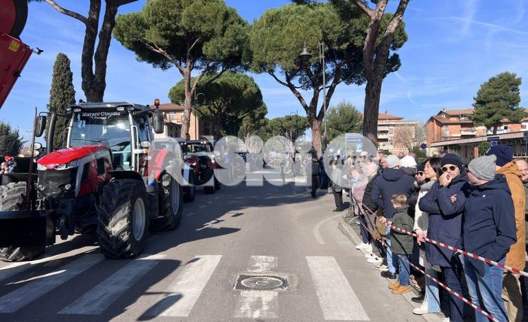 In 450 fra trattori e macchine agricole per la Festa degli Agricoltori 2025: donazioni per il Meyer di Firenze (foto+video)