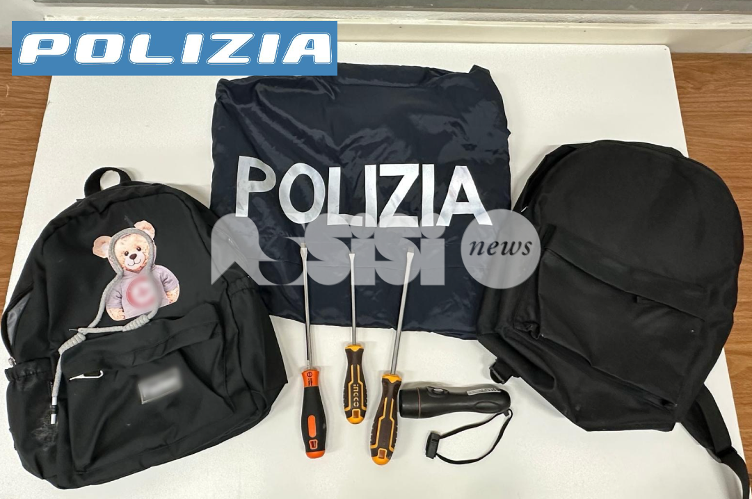 Controlli del territorio, sotto una siepe trovati due zaini con arnesi da scasso