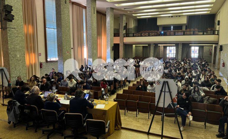L’Estremo contemporaneo raccontato ai ragazzi di Properzio e Convitto (foto)
