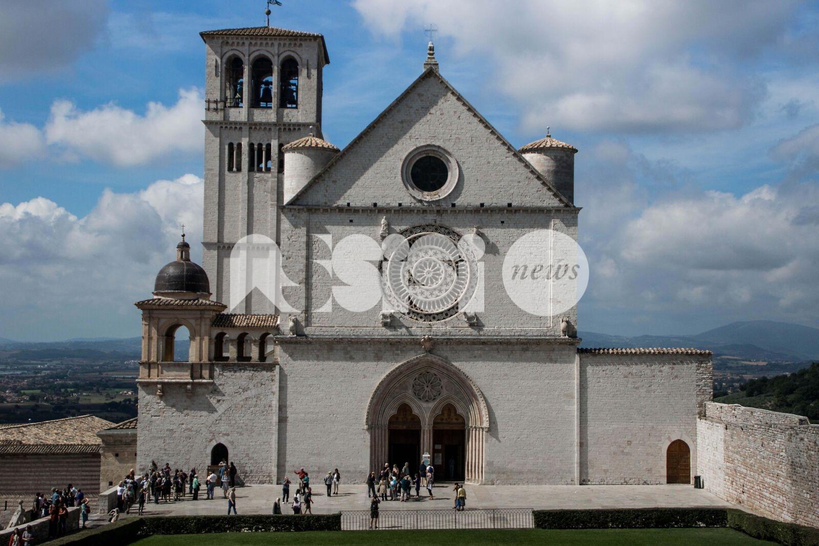 Il Maestro Uto Ughi si esibisce nella basilica di San Francesco alla presenza del ministro Valditara e di 500 studenti