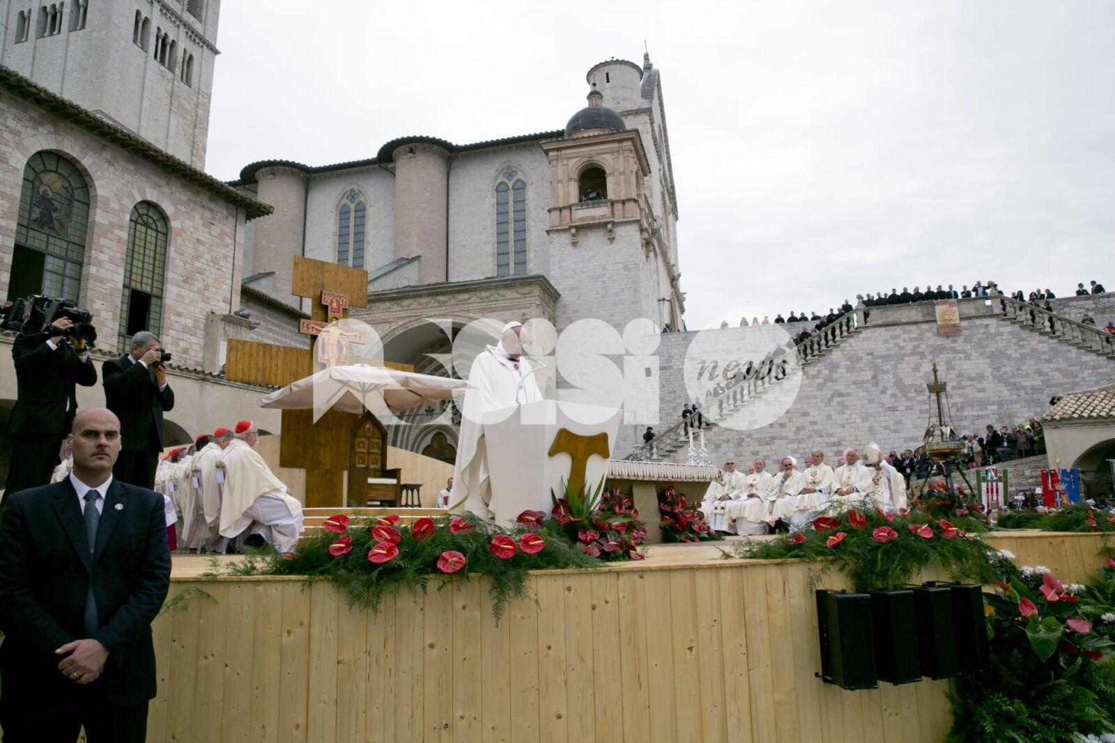 Morto Papa Francesco: aveva 88 anni, il suo legame speciale con Assisi e l'Umbria (foto e video)