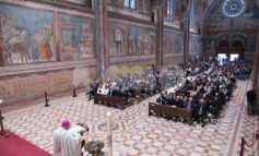 Nella basilica di San Francesco la messa di suffragio per Papa Francesco: "Ci ha insegnato la coerenza evangelica sui passi del 'nostro' Santo" (foto)