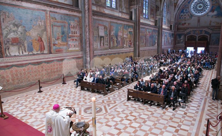 Nella basilica di San Francesco la messa di suffragio per Papa Francesco: “Ci ha insegnato la coerenza evangelica sui passi del ‘nostro’ Santo” (foto)