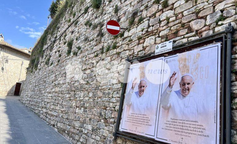 Il Comune di Assisi ai funerali del Papa: in città serrande abbassate e momento di silenzio
