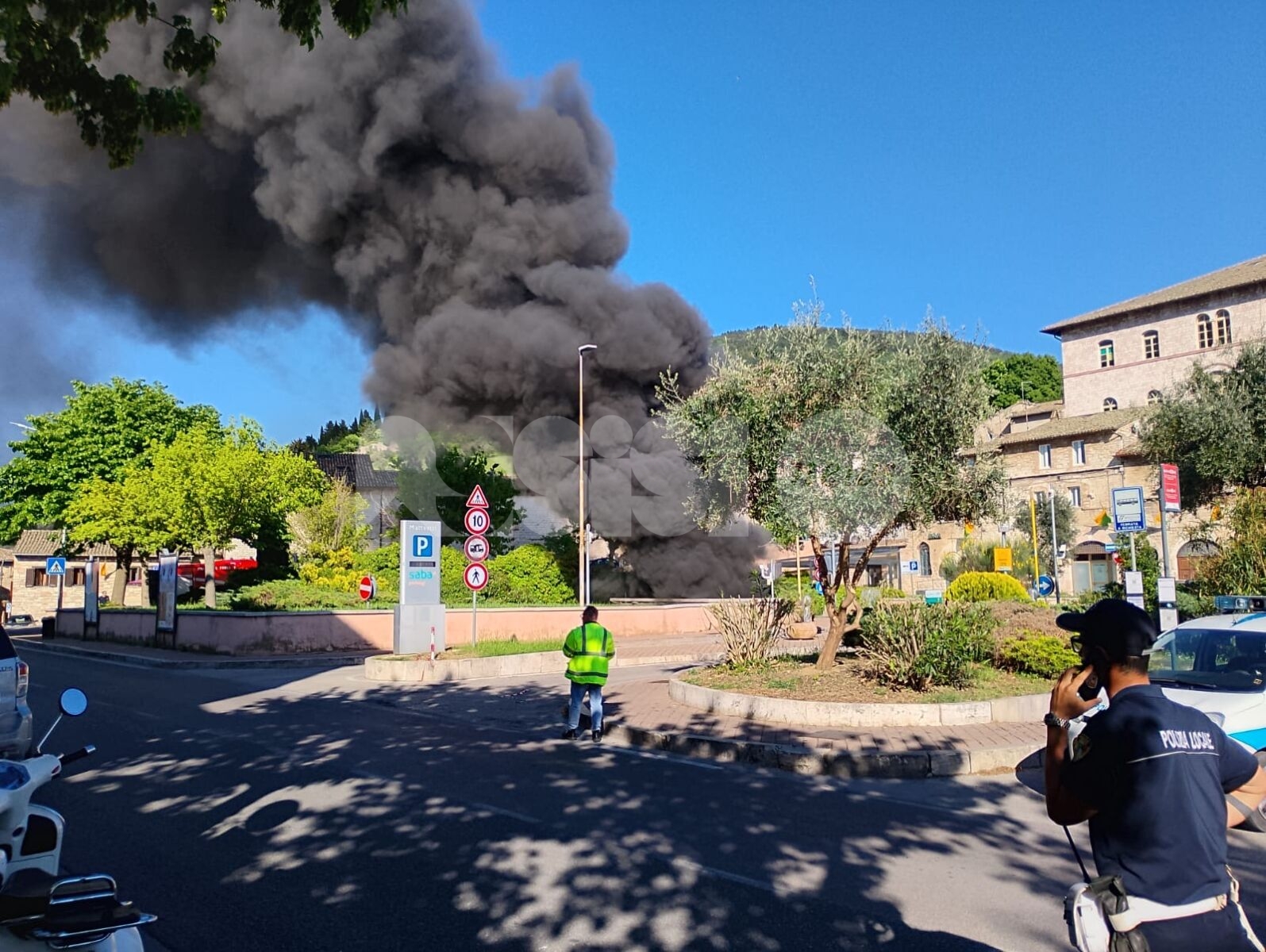 Incendio al parcheggio Matteotti, venti auto danneggiate: fiamme spente dopo due ore (foto e video)