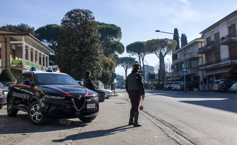 Furto con destrezza ai danni di anziano: scattano due fogli di via