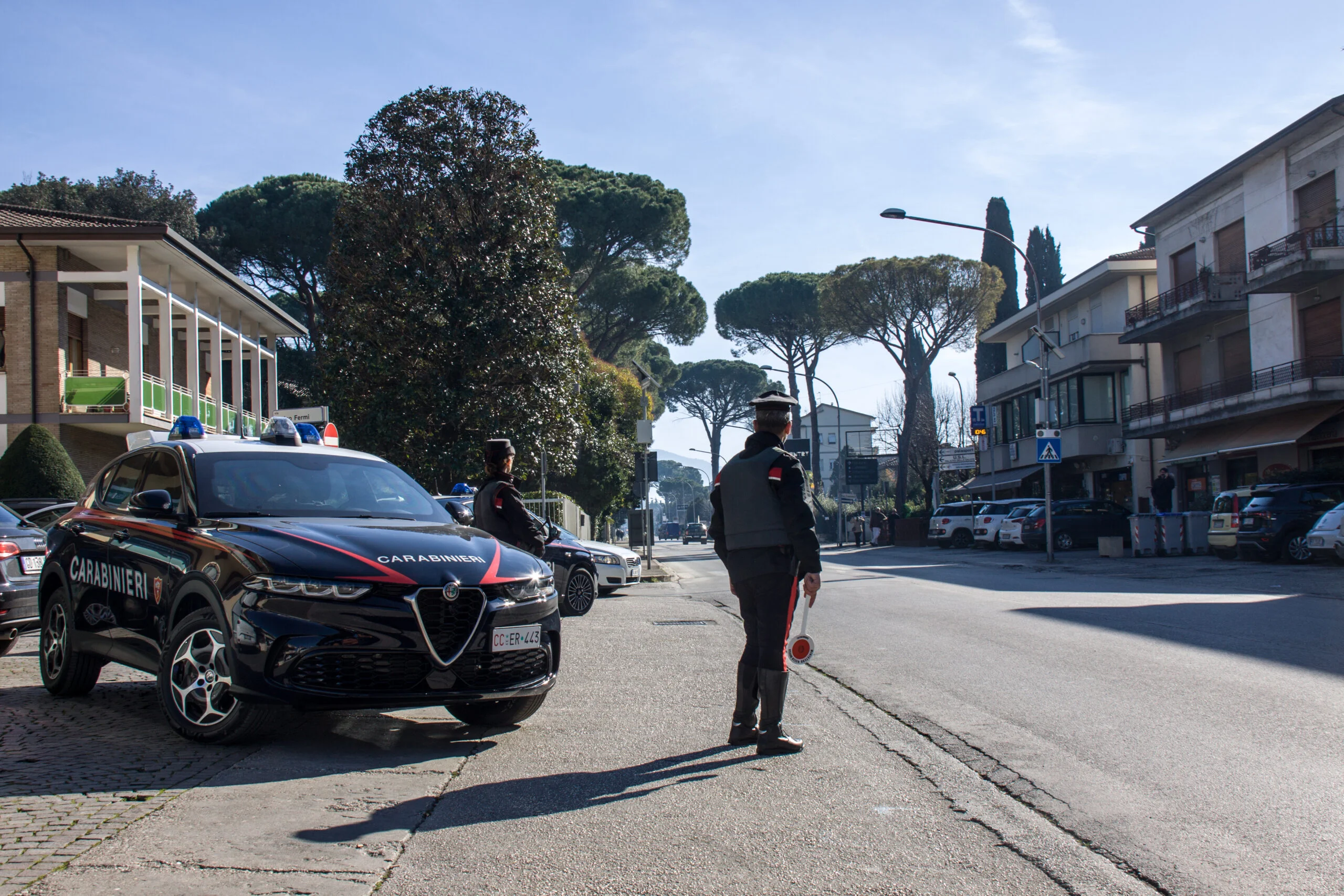 Furto con destrezza ai danni di anziano: scattano due fogli di via