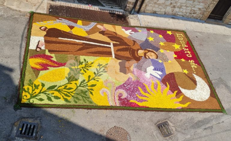 Infiorate 2025 ad Assisi, si rinnova la tradizione per vie, vicoli e frazioni (foto)