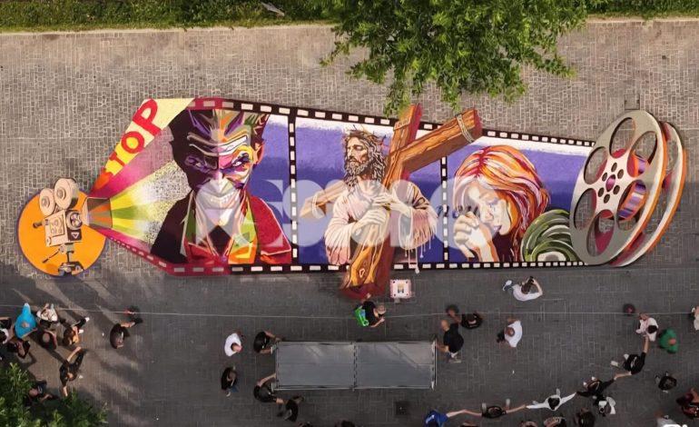 Infiorate di Spello 2025, il gruppo Aisa vince con l’infiorata “Disarmare le parole”