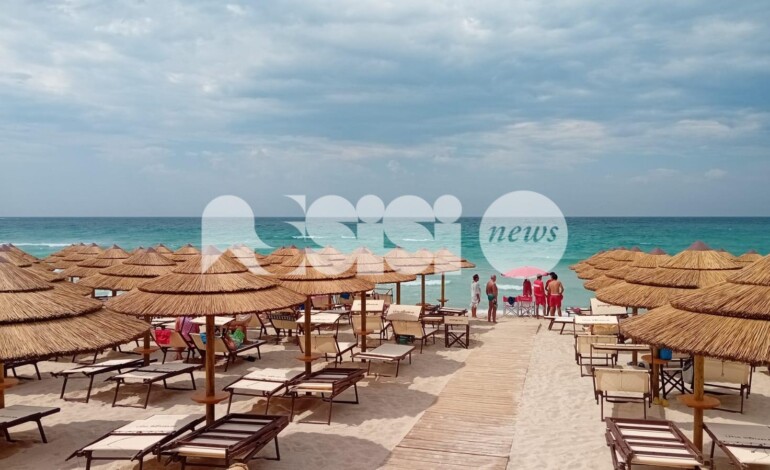 Turisti in vacanza al mare rischiano di annegare: salvati da tre giovanissimi bagnini (foto)