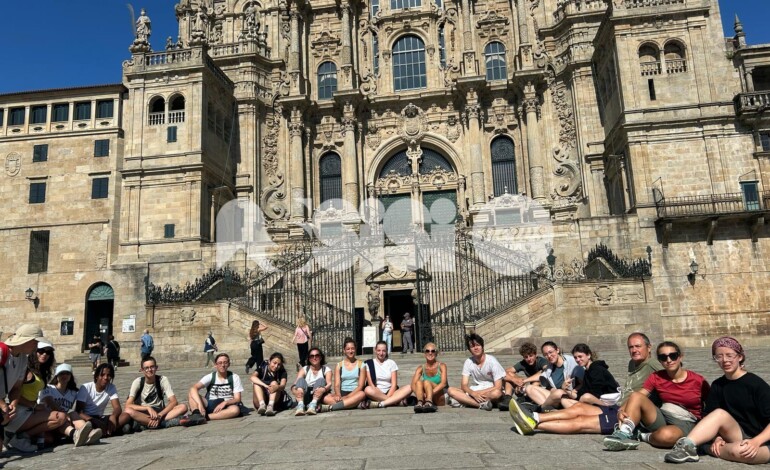 Quindici studenti del liceo Properzio di Assisi in pellegrinaggio a Santiago de Compostela (foto)