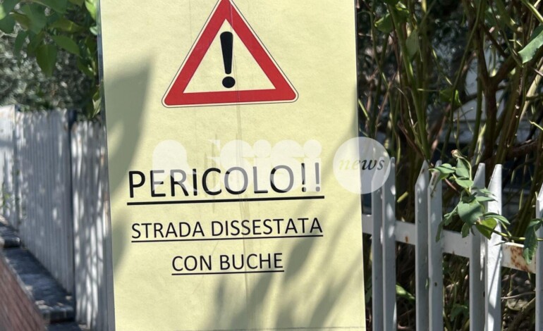 “Attenzione, strada dissestata con buche. Pericolo!”: fioccano i cartelli a Santa Maria degli Angeli (foto)