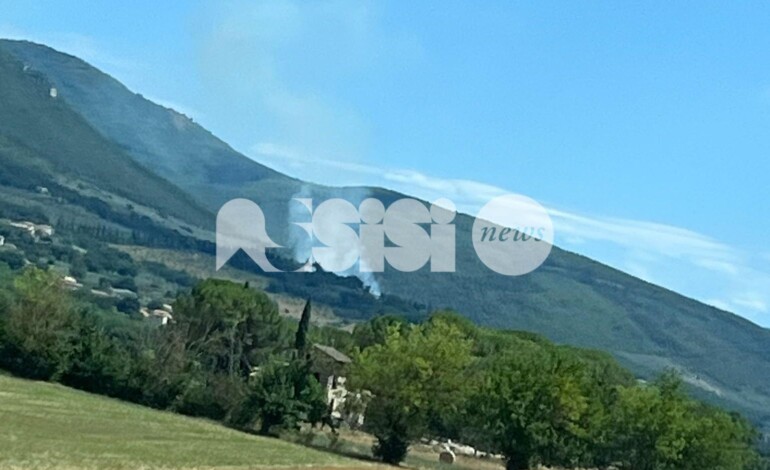 Incendio nella zona di Capodacqua, intervento dei vigili del fuoco in corso (video)