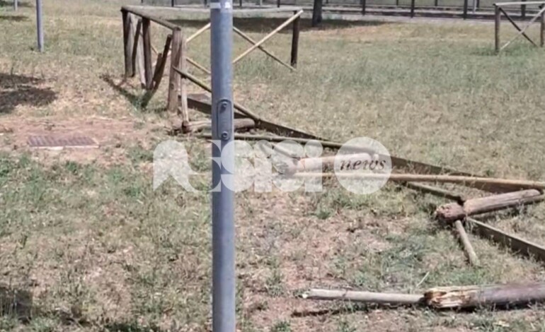 Distrutta la staccionata di uno dei parchi a Santa Maria (foto)
