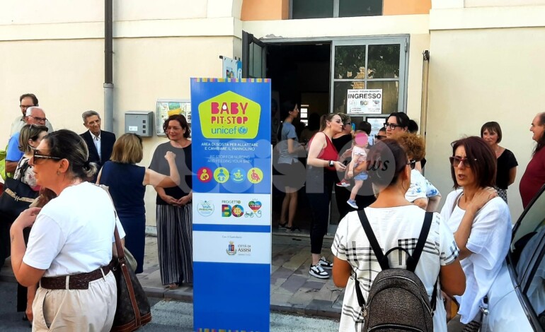 Inaugurato il Baby Pit Stop Unicef a Santa Maria degli Angeli: “Passo significativo per il benessere di mamme e bimbi” (foto)