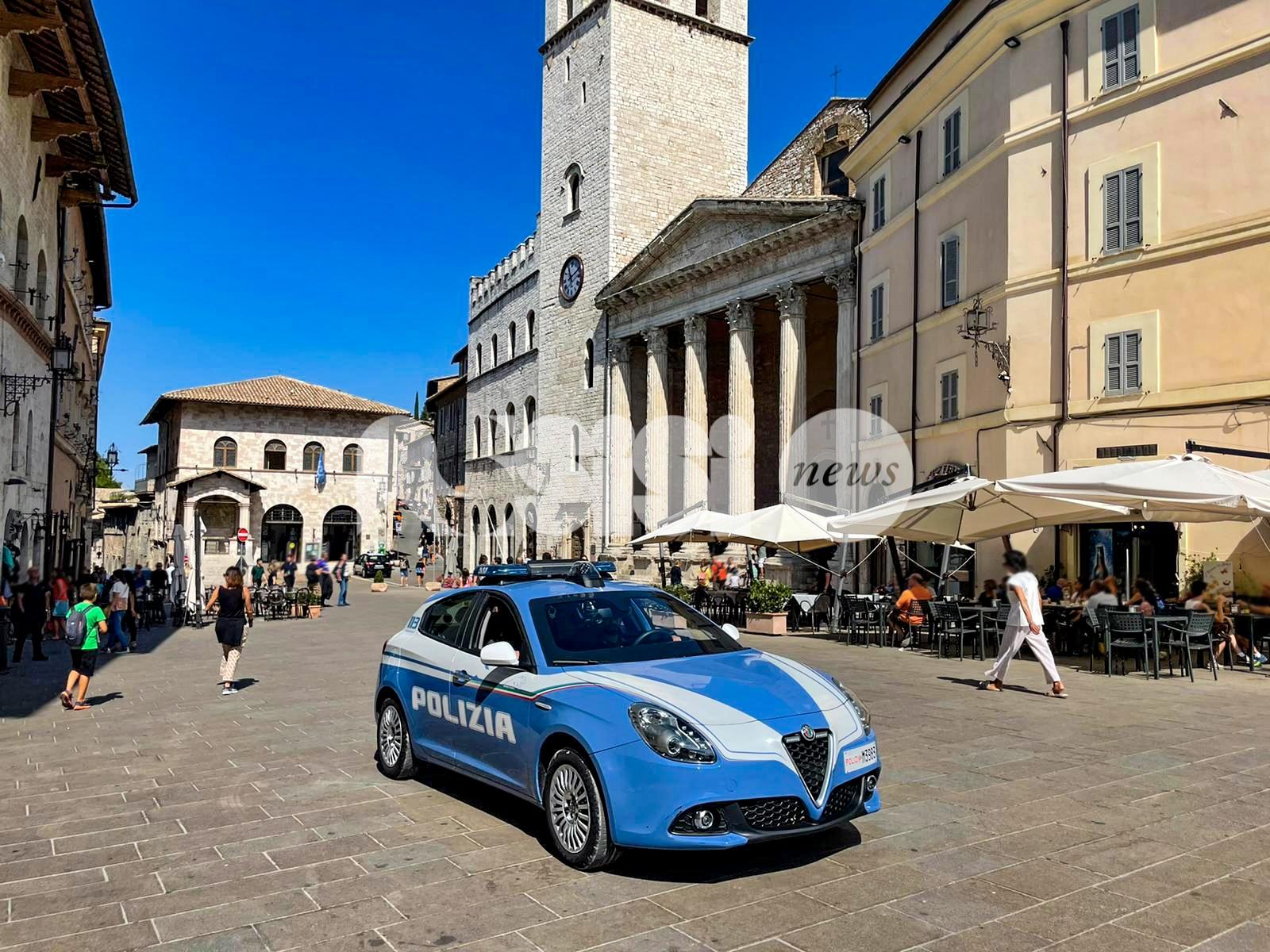 Cliente molesto importuna una donna sul posto di lavoro e non solo: denunciato