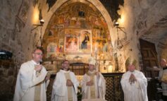 Assisi e L’Aquila unite nel segno della Misericordia: firmato il Patto di Amicizia tra la Porziuncola e Collemaggio (foto)
