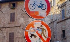 Assisi e le manutenzioni - senza sosta: dalle buche al catrame, fino ai cestini trabordanti da svuotare (foto)