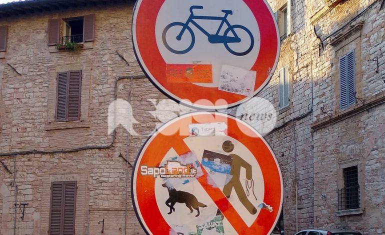 Assisi e le manutenzioni – senza sosta: dalle buche al catrame, fino ai cestini strabordanti da svuotare (foto)