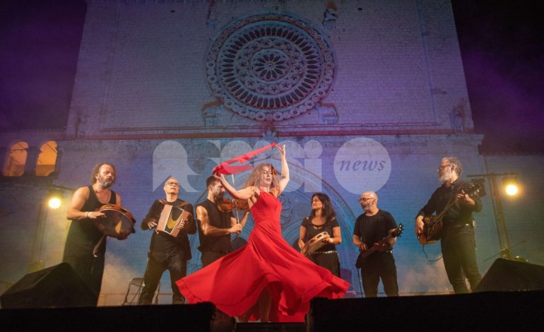 Assisi ricorda Carlo Angeletti con il concerto Canzoniere Grecanico Salentino (foto e video)