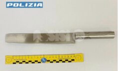 Minaccia la moglie con un coltello: denunciato 76enne