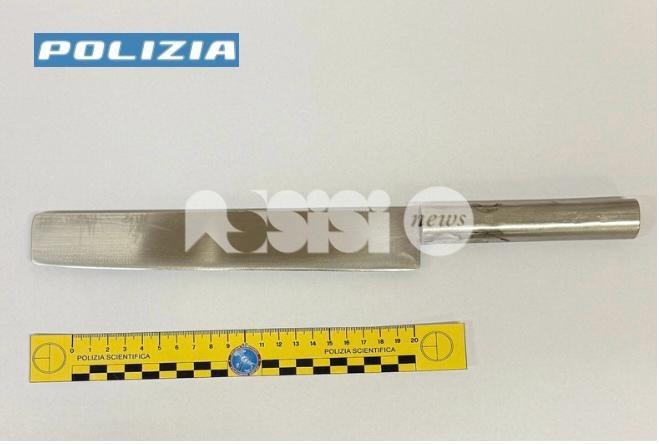 Minaccia la moglie con un coltello: denunciato 76enne