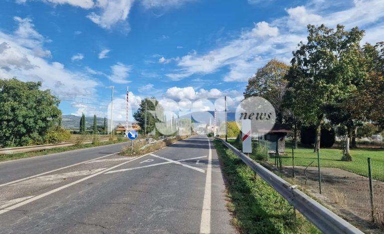 Malore alla guida, 74enne invade le rotaie: salvato dai carabinieri
