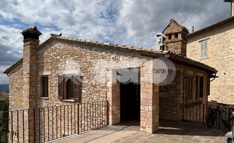 Banco Desio chiude la filiale di piazza Santa Chiara, l’appello alla giunta: “Si mobiliti contro la chiusura”