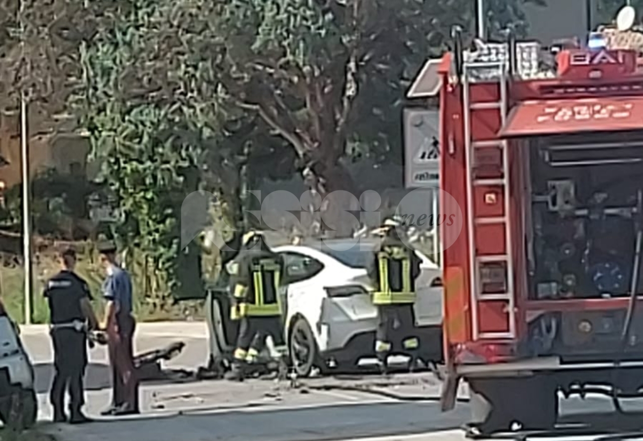 Incidente frontale a Palazzo di Assisi in pieno centro abitato: in tre in ospedale (foto)