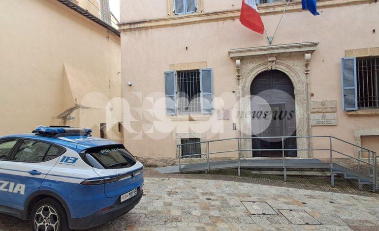 Lite con un altro cliente e quando arrivano gli agenti aggredisce pure uno di loro: arrestato