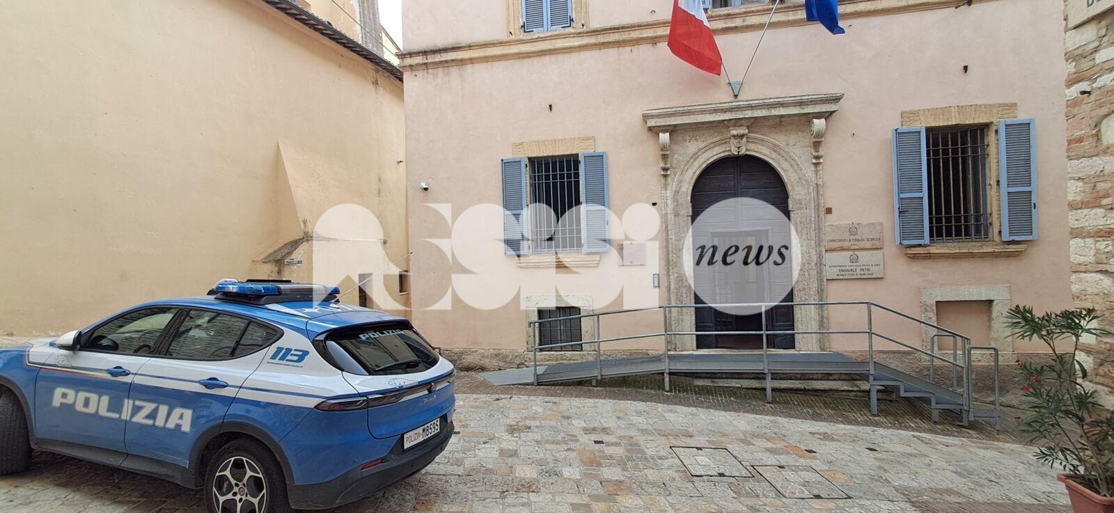 Lite con un altro cliente e quando arrivano gli agenti aggredisce pure uno di loro: arrestato