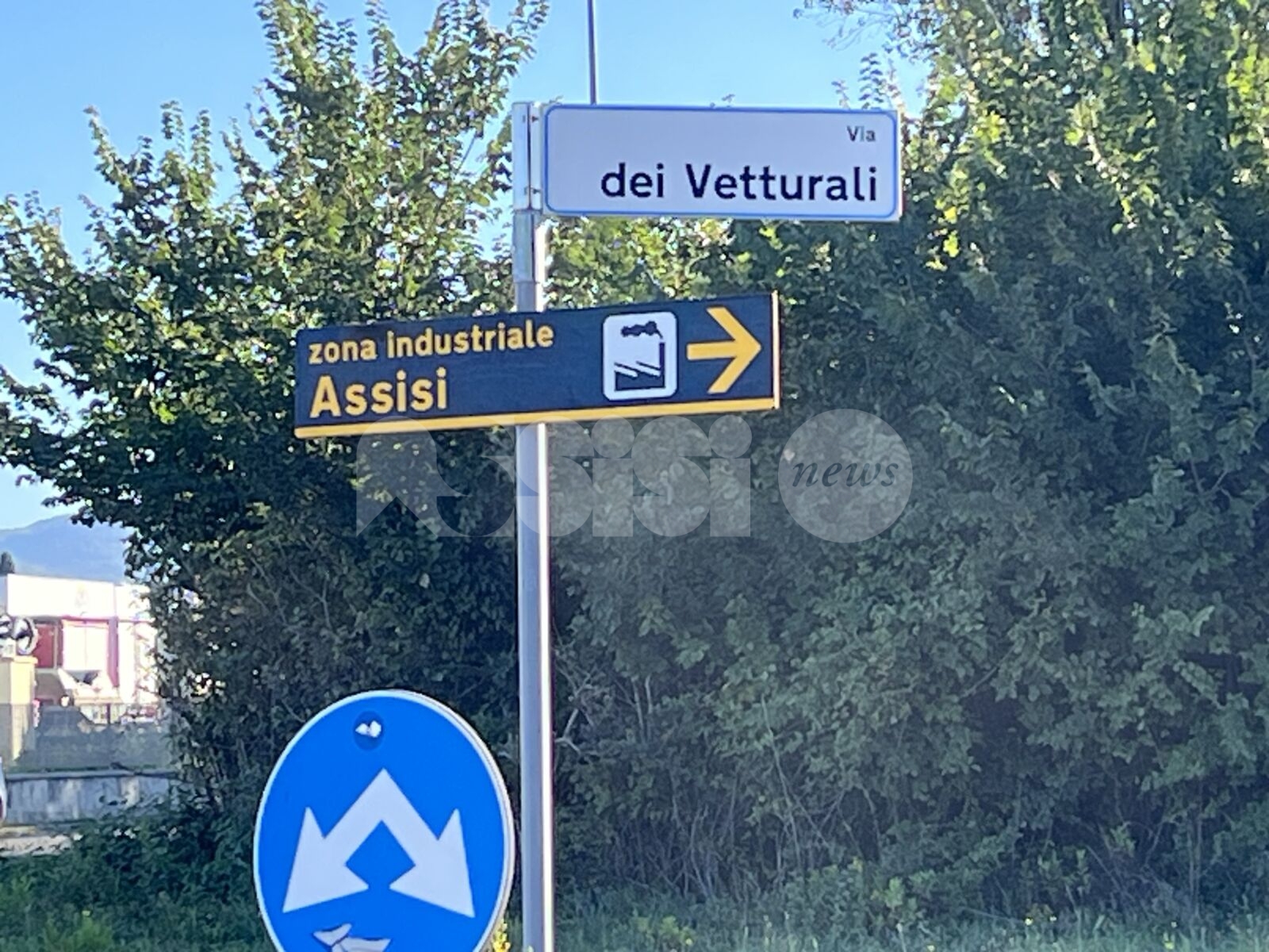 Santa Maria degli Angeli, zona industriale colabrodo: via dei Vetturali impercorribile e pericolosa (foto+video)