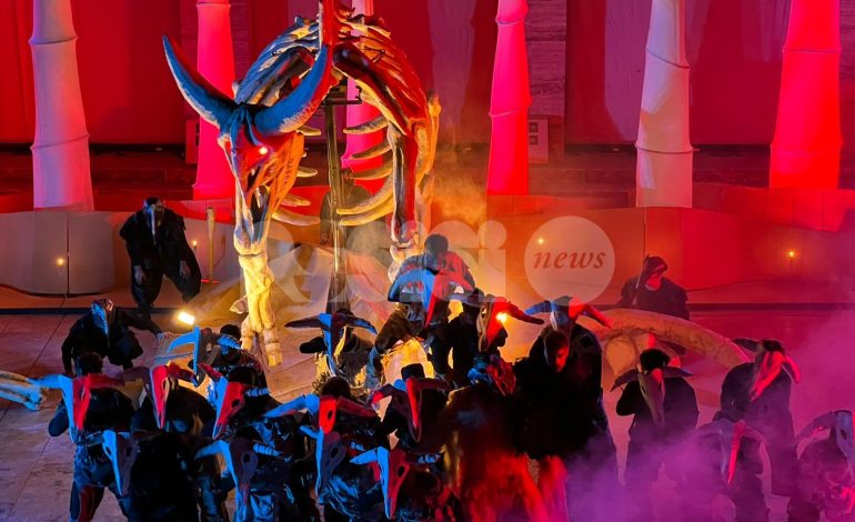 Sfilata del Rione Moncioveta al Palio de San Michele 2025: si apre con Quando non soffia il vento (foto)