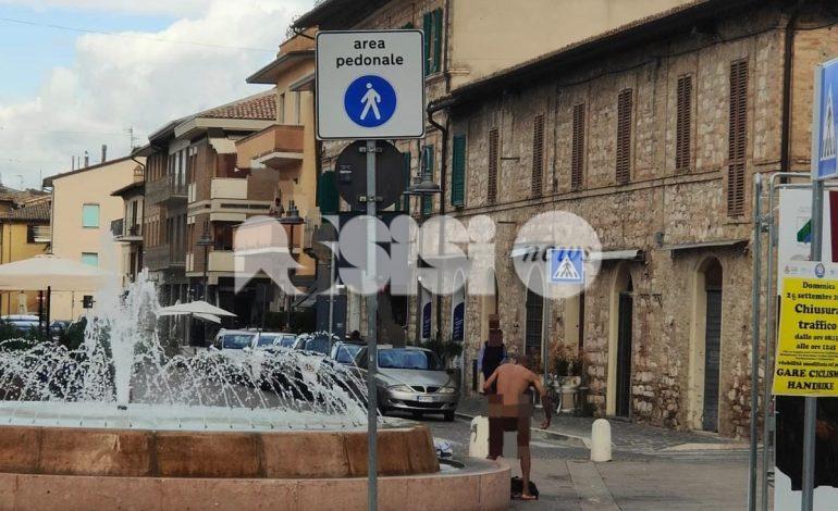 Doccia nudo in piazza Garibaldi a Santa Maria: indagini della polizia in corso