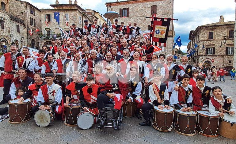 Sbandieratori di Assisi in festa per i loro 50 anni: il programma