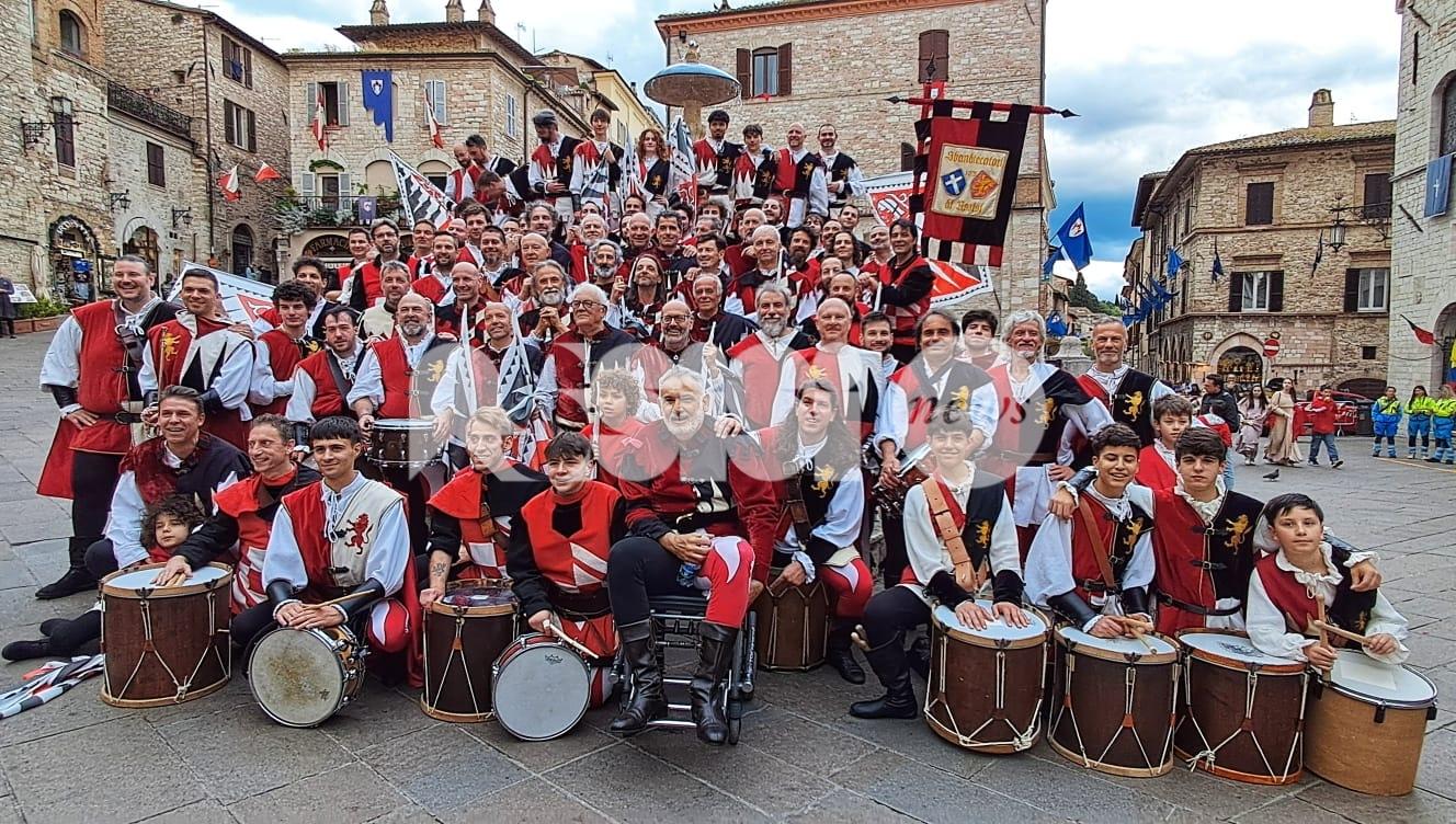 Sbandieratori di Assisi in festa per i loro 50 anni: il programma