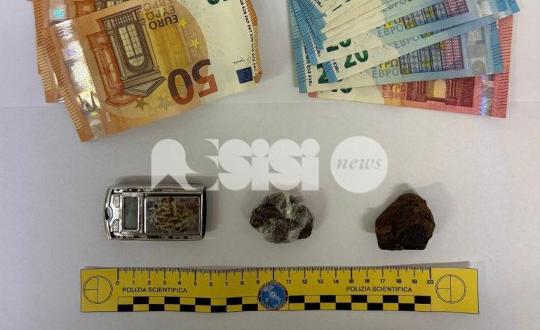 Spaccio, a Viole di Assisi arrestato 23enne dopo la cessione di una dose