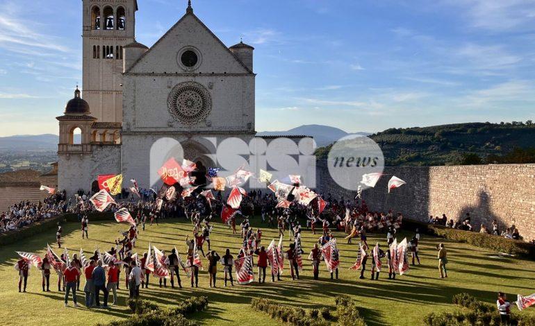 Sbandieratori di Assisi, oggi lo spettacolo itinerante i 50 anni del gruppo (foto e video)