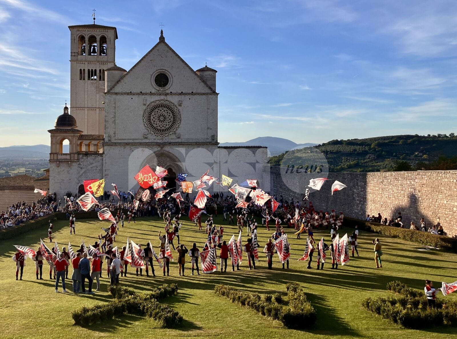 Sbandieratori di Assisi, oggi lo spettacolo itinerante i 50 anni del gruppo (foto e video)