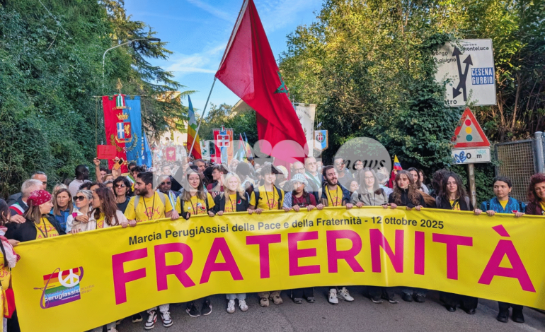 Partita la Marcia della Pace 2025, ci sono anche 2.000 bambini (foto e video)