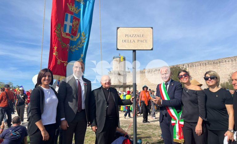 Alla Rocca Maggiore Piazzale delle Libertà Comunali diventa Piazzale della Pace: “Segno di speranza”
