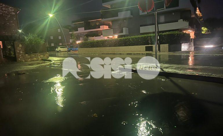 Allagamenti e black out ad Assisi dopo il diluvio del tardo pomeriggio (video)