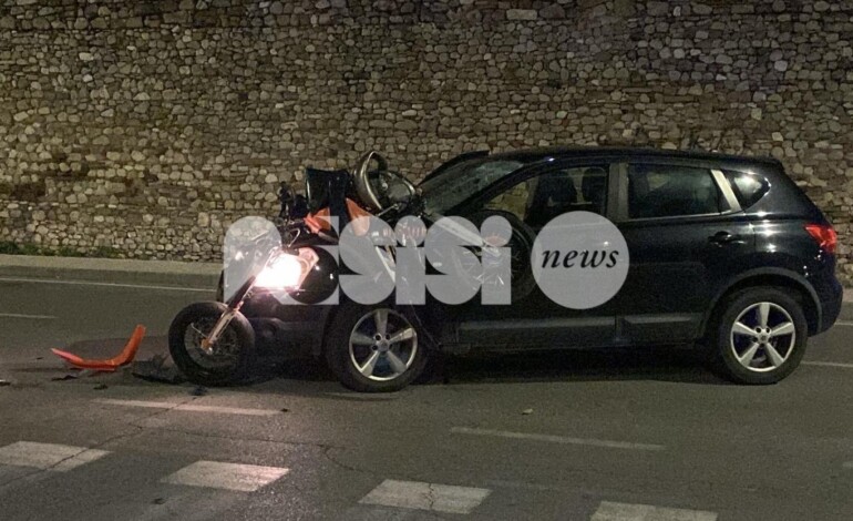 Incidente a Bastia Umbra: scontro tra auto e moto in via del Conservificio (foto)