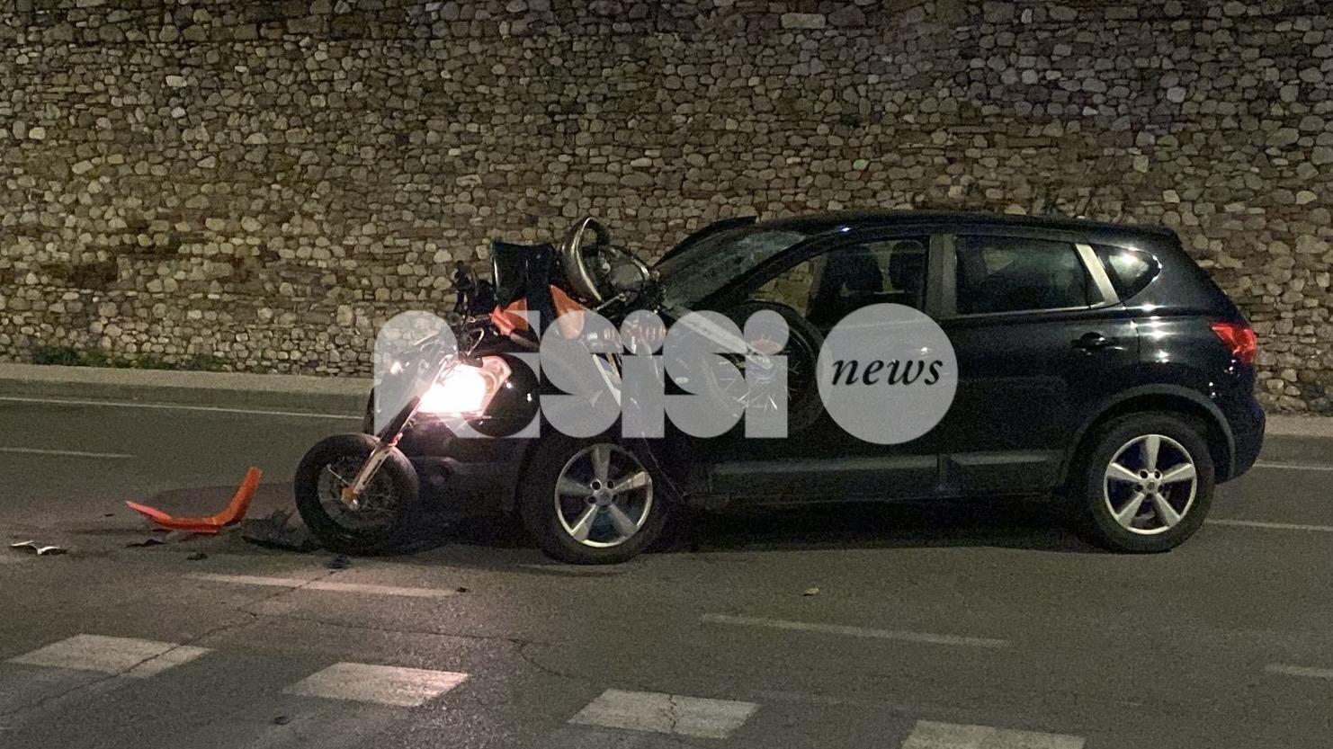 Incidente a Bastia Umbra: scontro tra auto e moto in via del Conservificio (foto)