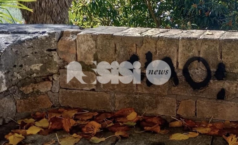 Assisi, imbrattati arco di Porta Nuova e muretto di via Borgo Aretino (foto)