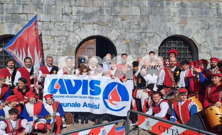 Gli Sbandieratori di Assisi donano insieme all’AVIS in una giornata di solidarietà e tradizione