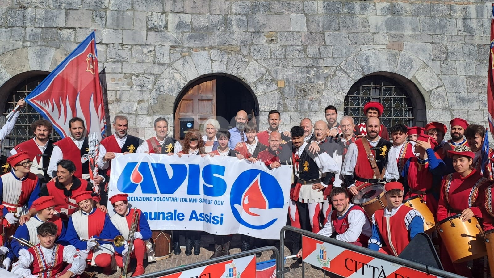 Gli Sbandieratori di Assisi donano insieme all’AVIS in una giornata di solidarietà e tradizione