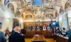 Consiglio comunale 'infuocato' in attesa del Papa: la minoranza attacca, la maggioranza "prende tempo"