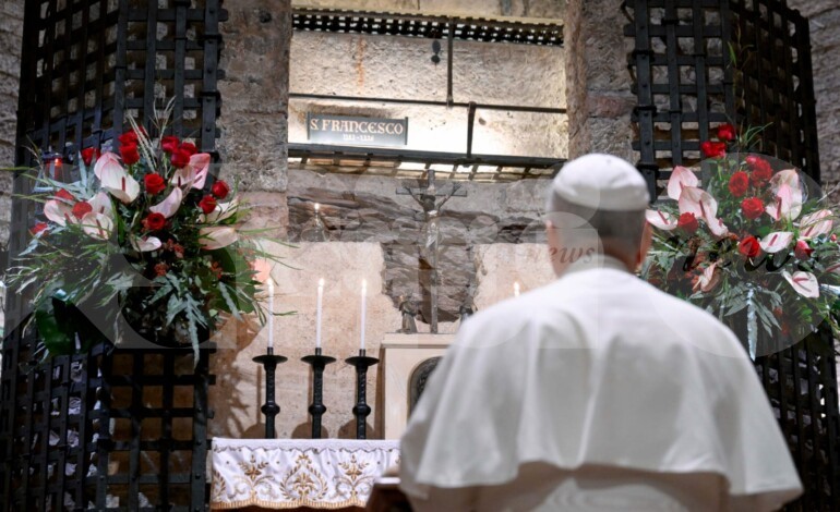 Papa Leone XIV ad Assisi: preghiera sulla tomba di San Francesco prima dell’incontro con la Cei (foto e video)